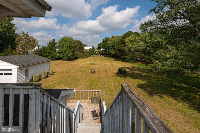 view of yard with an outbuilding