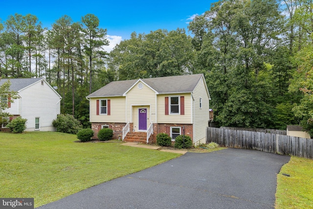 split foyer home with a front yard