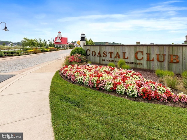 community sign with a yard