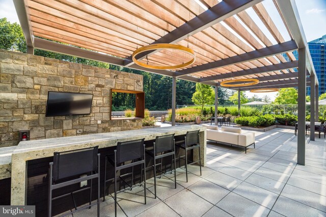 view of yard featuring an outdoor hangout area, a pergola, and a patio area