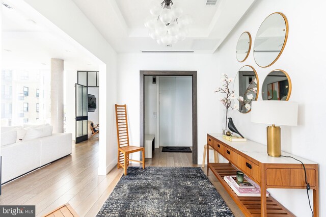 dining room featuring an inviting chandelier, beverage cooler, hardwood / wood-style flooring, and sink