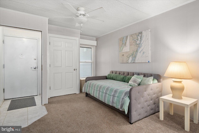 living room featuring ceiling fan, carpet floors, crown molding, and a textured ceiling