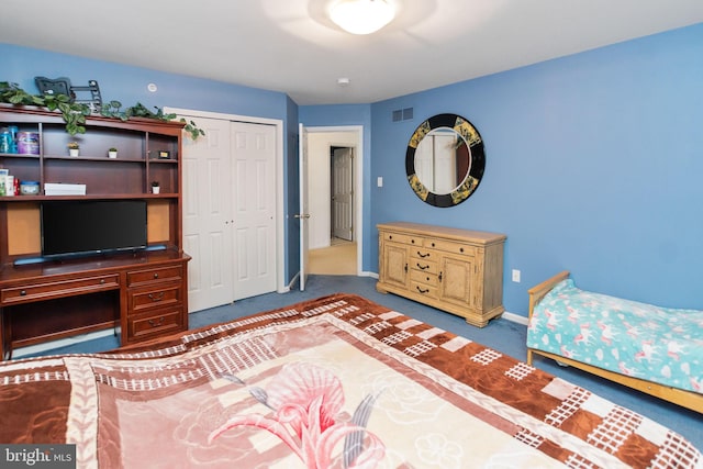 bedroom featuring carpet and a closet