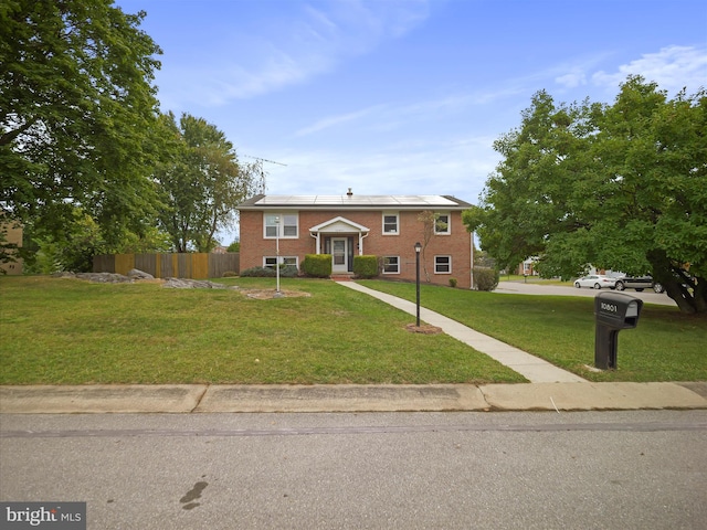 view of front of house featuring a front lawn