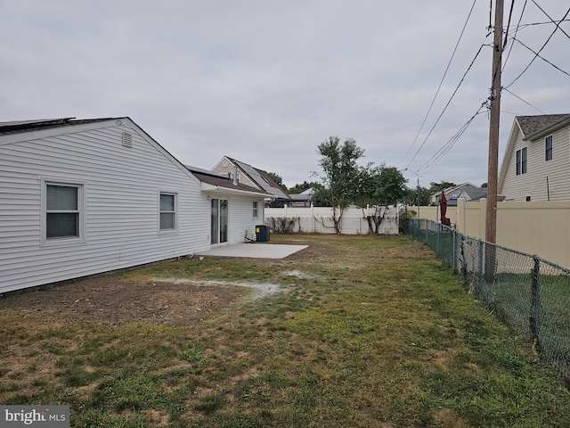 view of yard featuring a patio