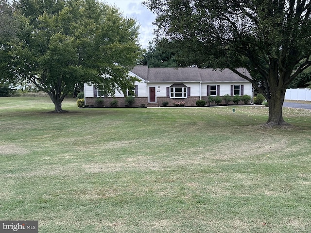 ranch-style house featuring a front lawn