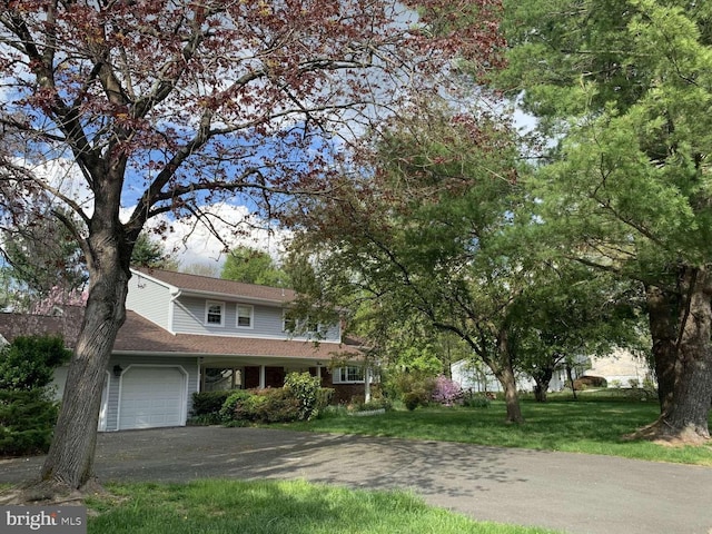 view of front of property featuring a front lawn and a garage