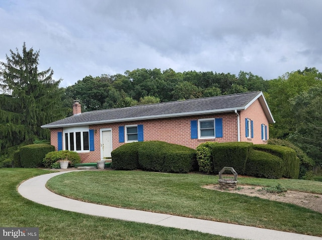 single story home with a front lawn