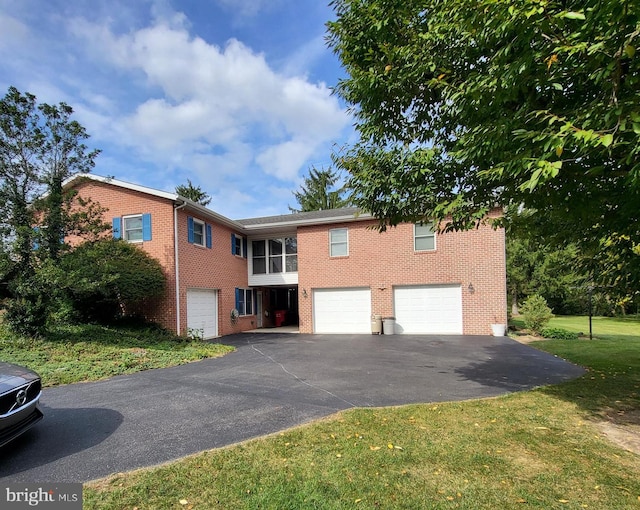 view of front of house featuring a front lawn and a garage