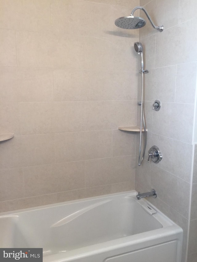 bathroom with tiled shower / bath combo