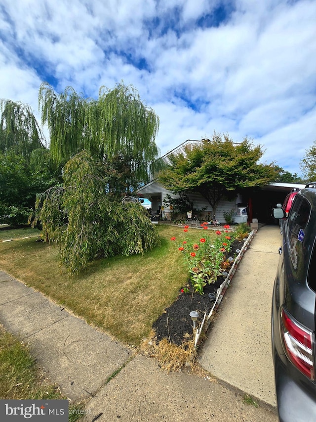 view of front of home featuring a front yard