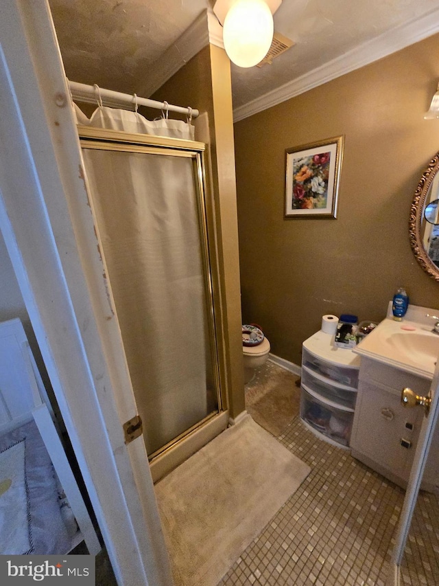 bathroom featuring tile patterned flooring, a shower with curtain, ornamental molding, vanity, and toilet