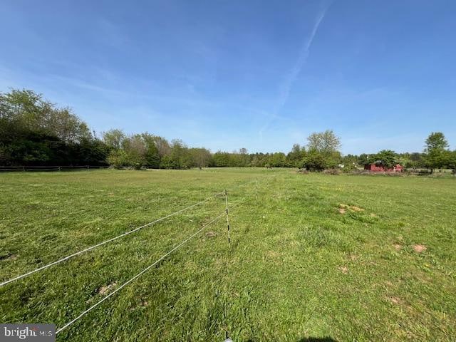 view of yard with a rural view