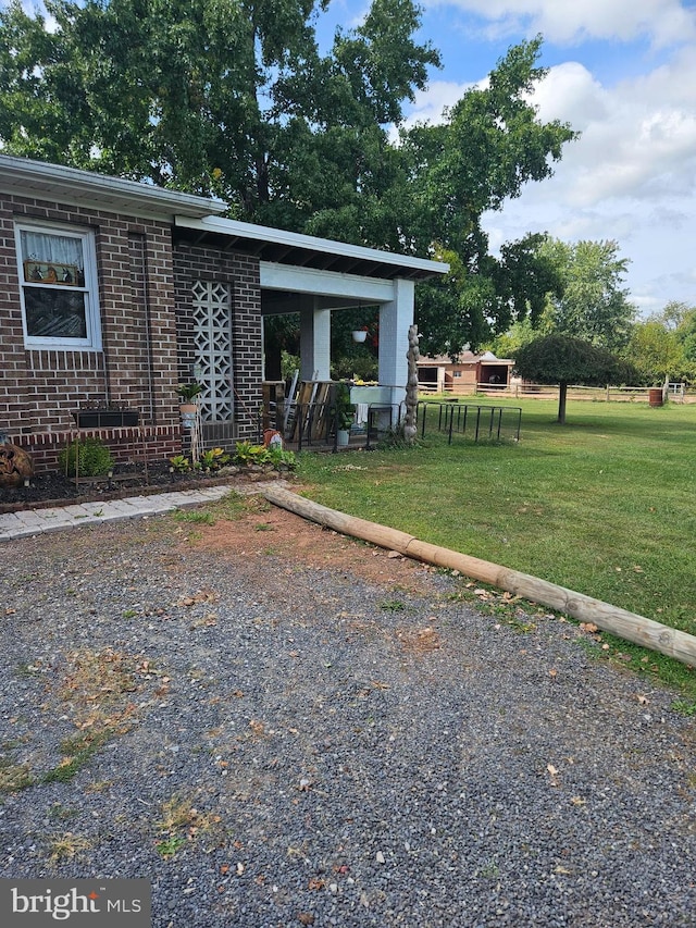 view of front of property featuring a front lawn