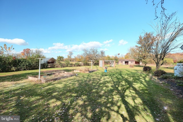 view of yard with an outdoor structure