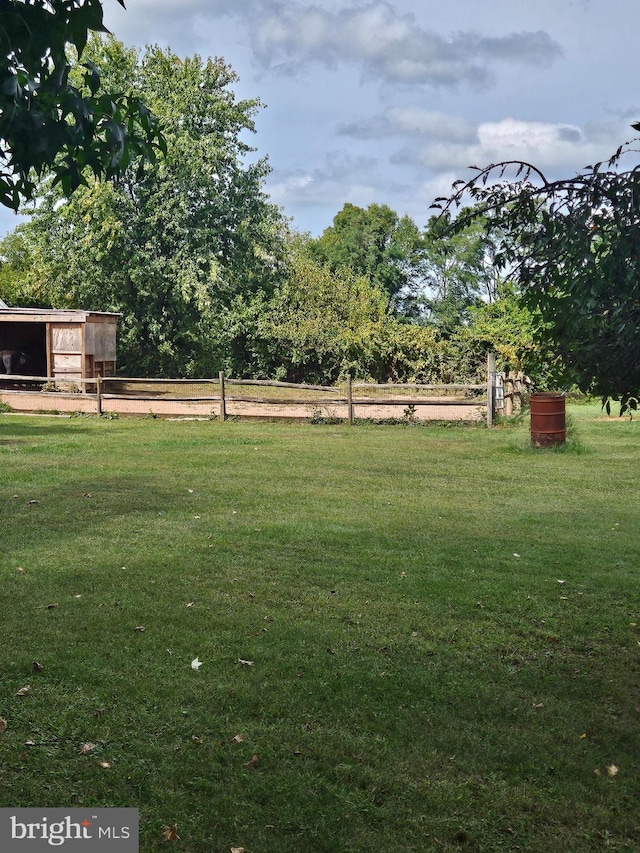 view of yard featuring a shed and a rural view