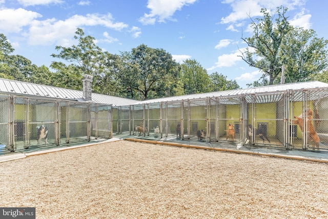 view of yard with an outdoor structure