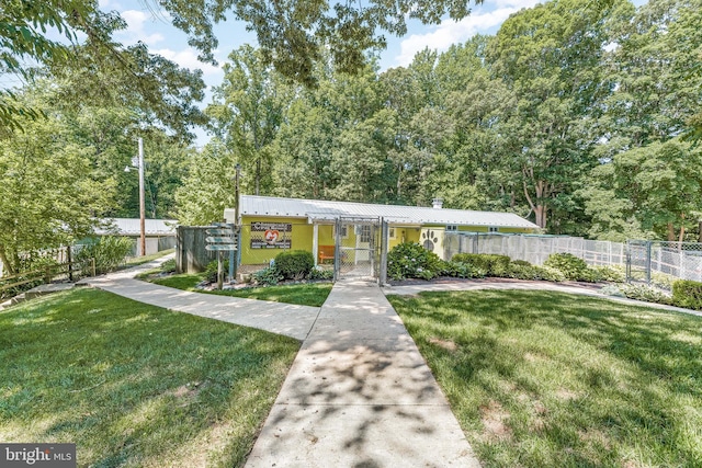 view of front of house featuring a front yard