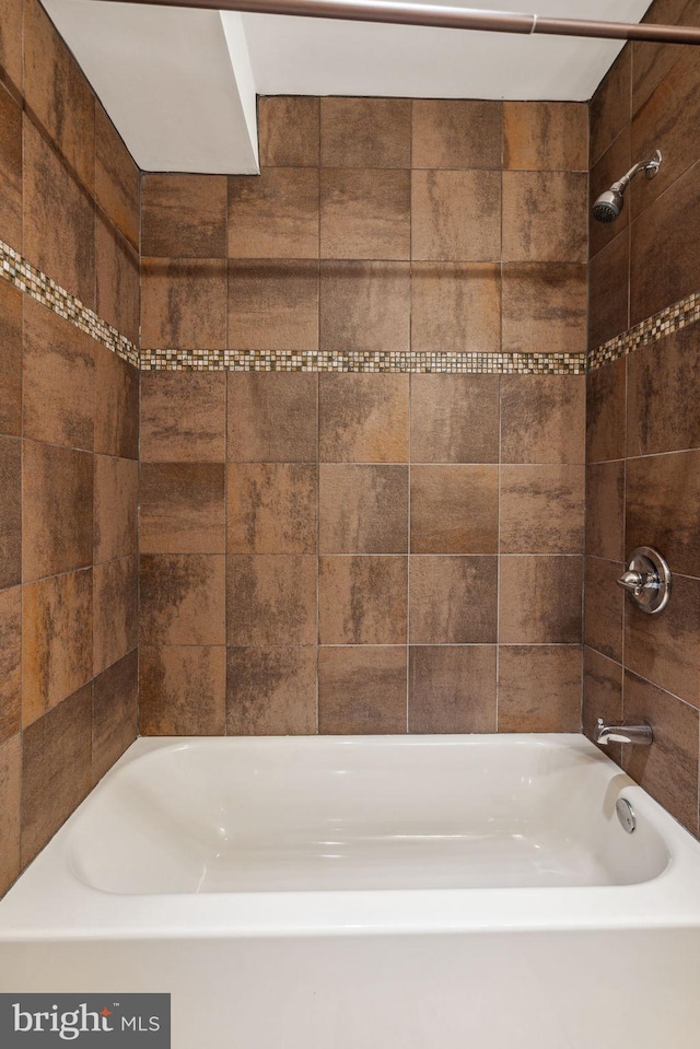 bathroom with tiled shower / bath