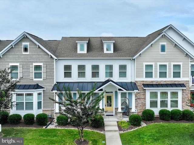 multi unit property featuring a front yard