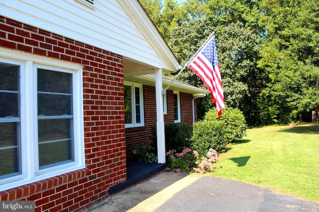 view of side of property featuring a yard