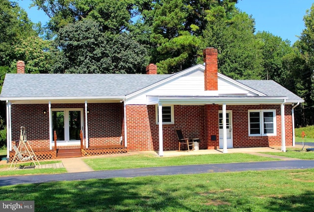 view of front of property with a front yard