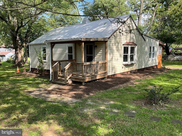 view of front of home featuring a front lawn and a porch