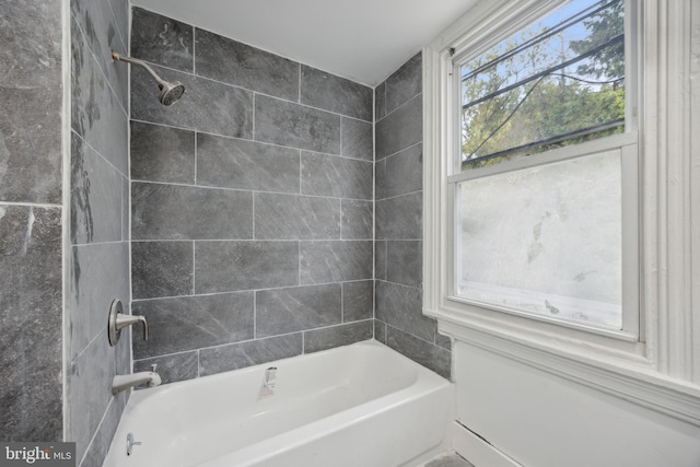 bathroom featuring tiled shower / bath combo