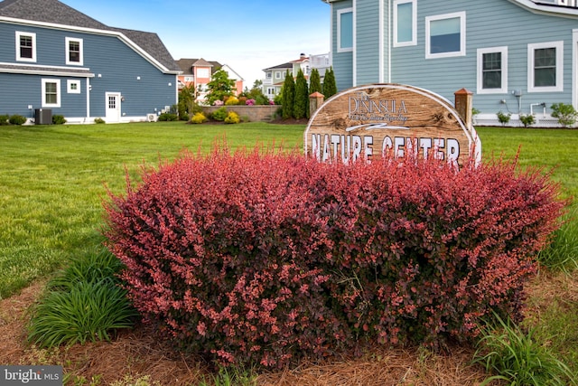 community / neighborhood sign featuring a yard