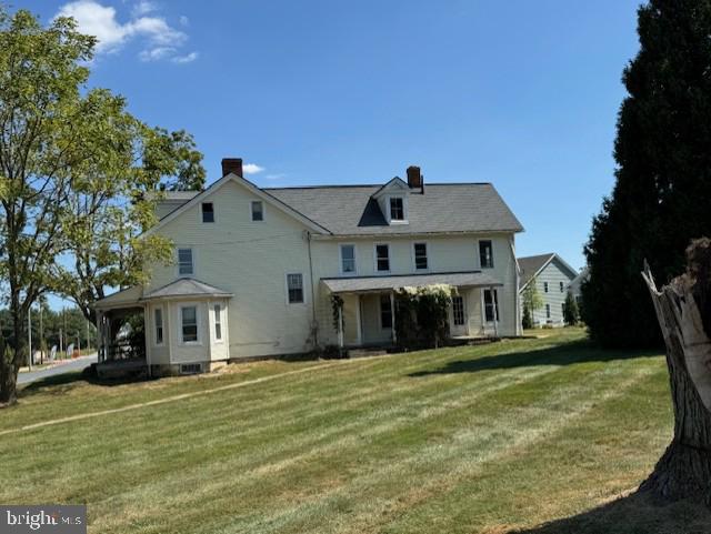 back of house featuring a lawn