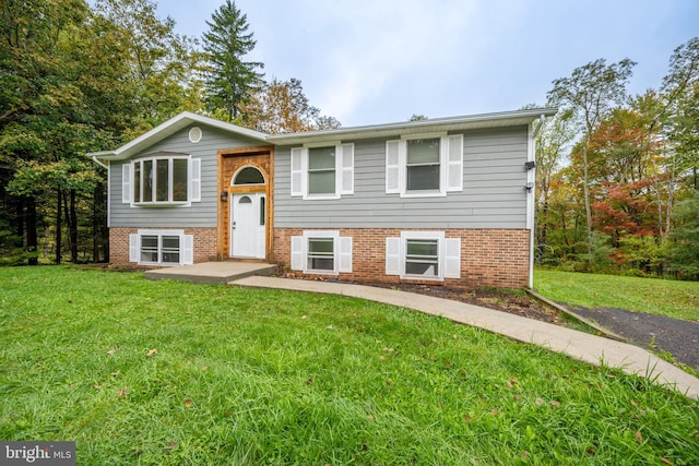 split foyer home featuring a front yard