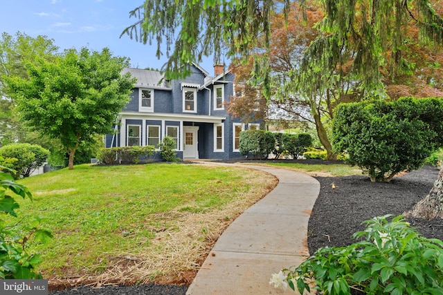 view of front of house with a front lawn