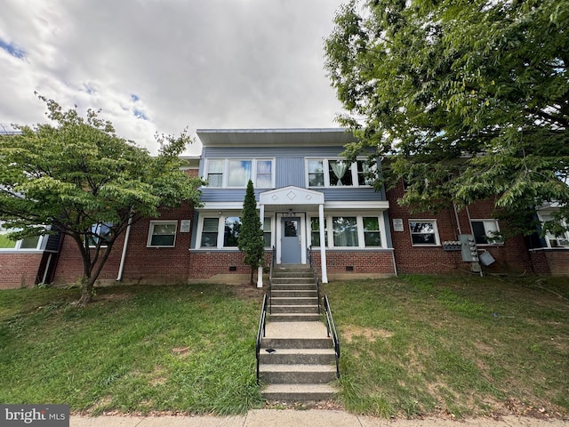 view of front of home featuring a front lawn