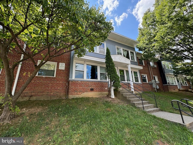 view of front of home with a front lawn