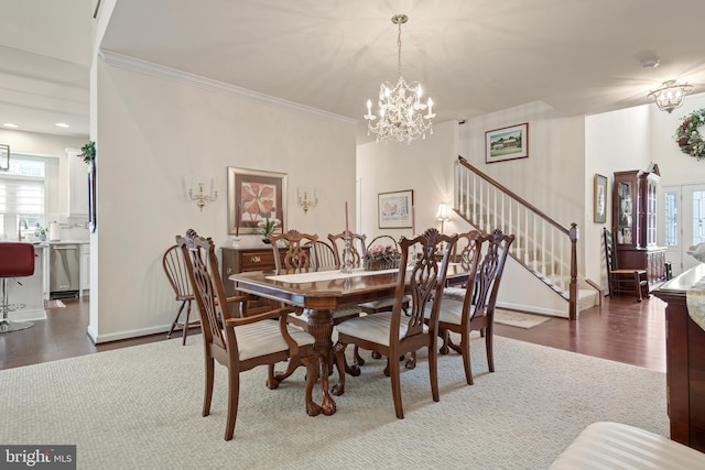 dining room featuring crown molding, dark hardwood / wood-style flooring, and an inviting chandelier