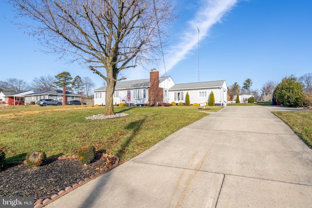 single story home featuring a front lawn