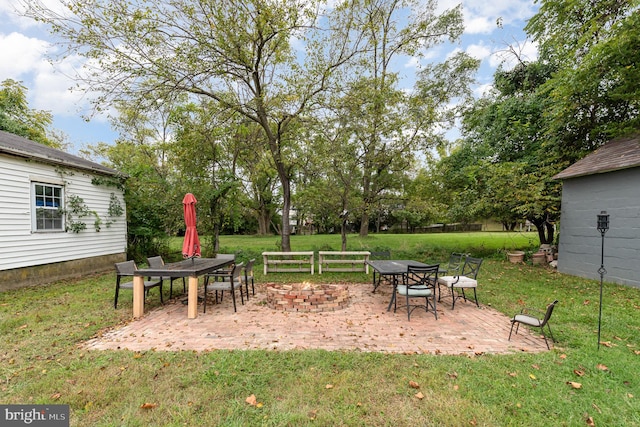 view of yard featuring a patio area