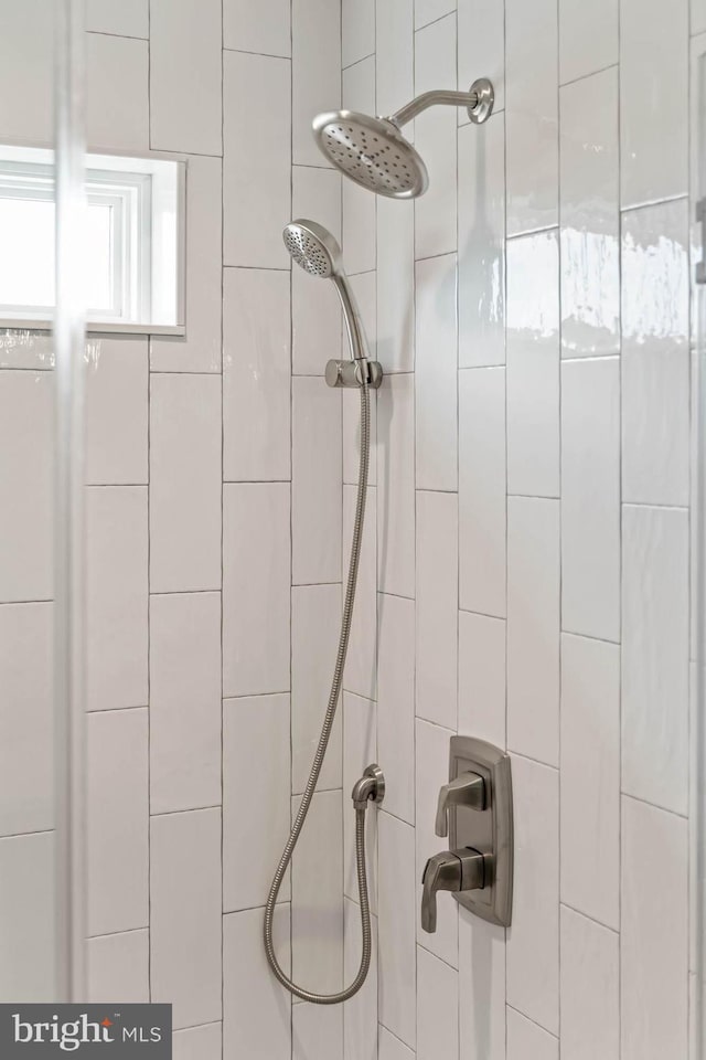 interior details with a tile shower