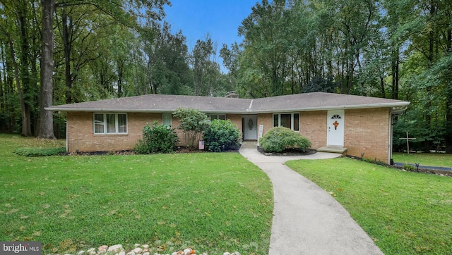 single story home with a front lawn