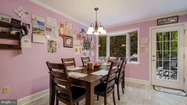 dining area featuring an inviting chandelier, light hardwood / wood-style flooring, and ornamental molding