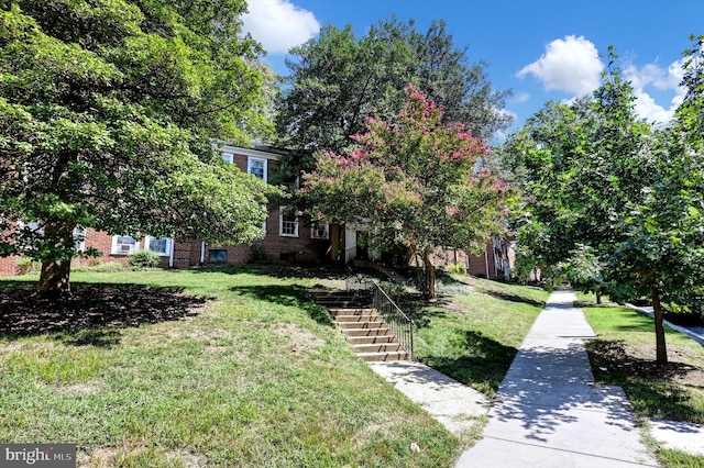 view of front of house featuring a front lawn