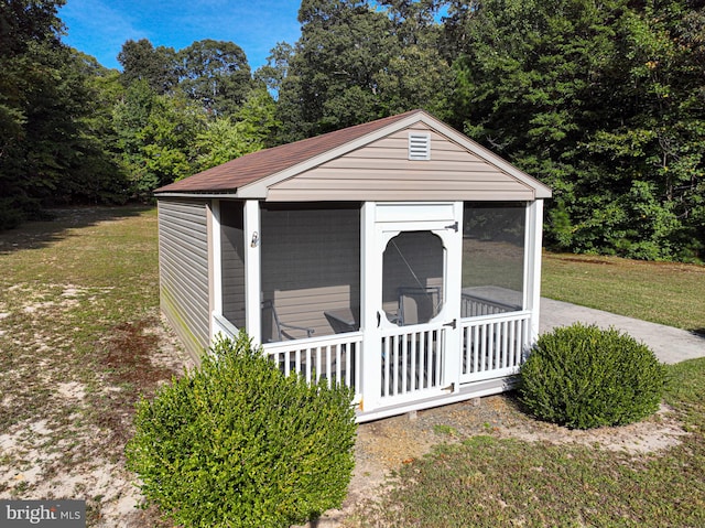 view of outdoor structure featuring a yard