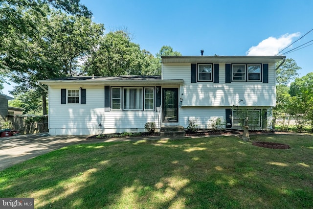 tri-level home featuring a front lawn