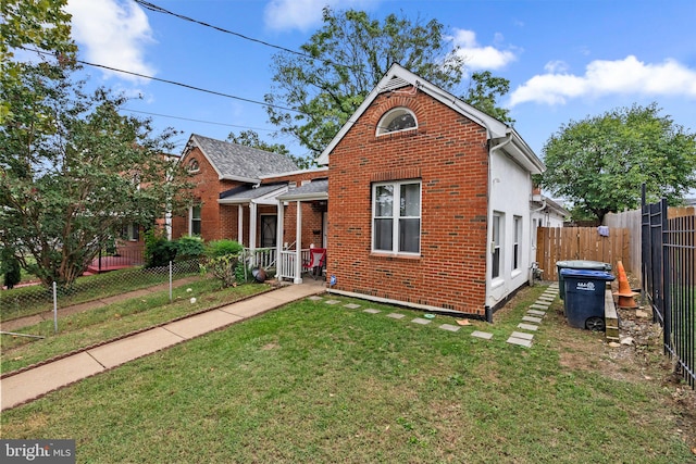 front of property with a front lawn