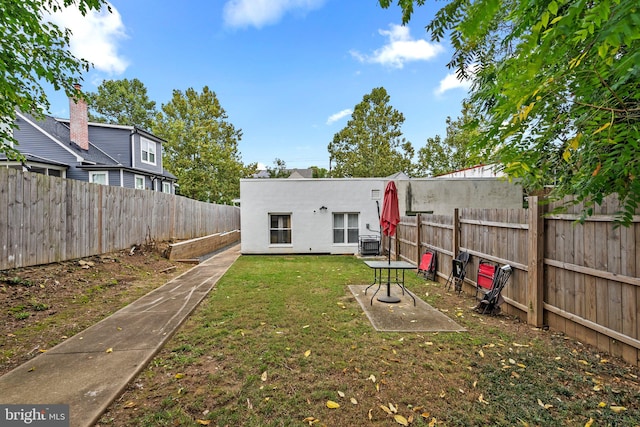 view of yard featuring a patio