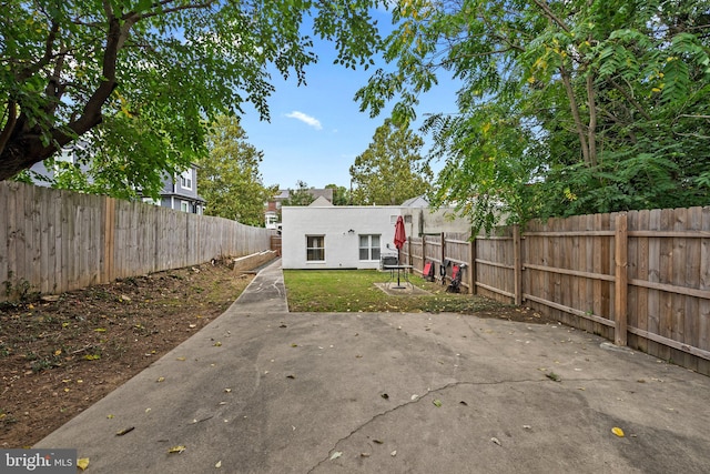 view of yard with a patio area