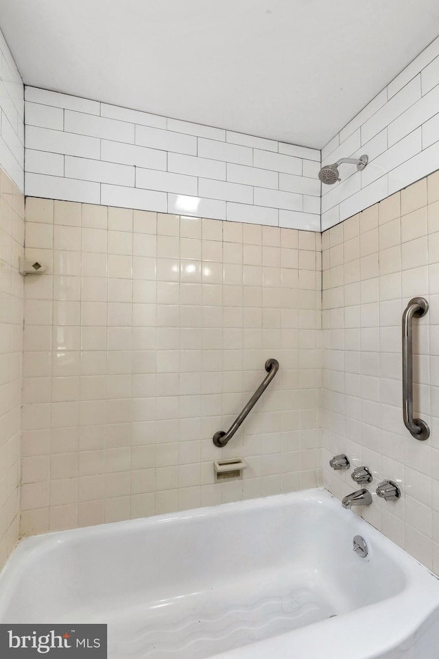 bathroom featuring tiled shower / bath