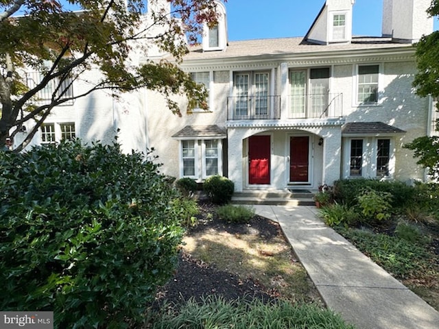 view of front of house with a balcony