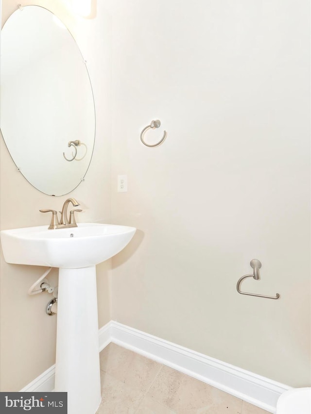 bathroom featuring sink