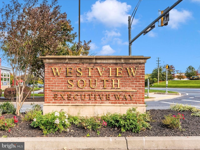 view of community / neighborhood sign